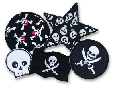 Piraten Bügelflicken im Set für Kinder – Set 5 Piraten Patches schwarz-weiß: Totenkopf 7 cm und 8 cm, Stern 10 cm, Piratenflagge 7 x 5 cm, kleiner Totenkopf 5 cm, handmade Berlin