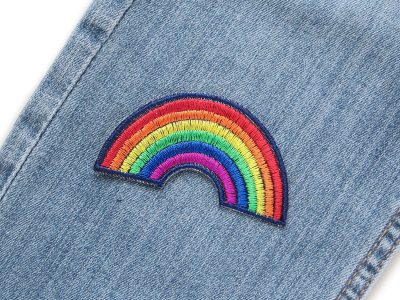 Regenbogen Jeansflicken auf Jeanshose aufgebügelt, 7,5 x 4 cm dunkelblauer Jeansstoff mit Regenbogen-Stickerei, farbiger Statement-Aufnäher handmade Berlin