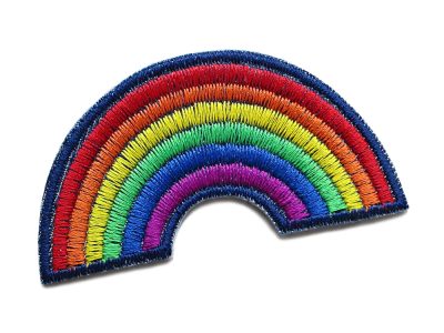 Regenbogen Jeansflicken Bügelpatch aus dunkelblauem Jeansstoff mit mehrfarbiger Regenbogenstickerei in Rot Orange Gelb Grün Blau Lila, 7,5 x 4 cm, Aufnäher zum Aufbügeln handmade Berlin