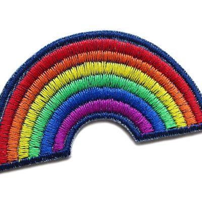 Regenbogen Jeansflicken Bügelpatch aus dunkelblauem Jeansstoff mit mehrfarbiger Regenbogenstickerei in Rot Orange Gelb Grün Blau Lila, 7,5 x 4 cm, Aufnäher zum Aufbügeln handmade Berlin