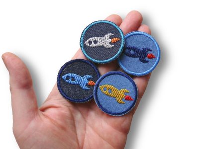 Nahaufnahme Mini Raketen Flicken zum aufbügeln in 4 Farben – Rakete Jeansflicken dunkelblau hellgrau mittelblau goldgelb Ø 4 cm, Raketen-Bügelflicken handmade Berlin Piratenbande