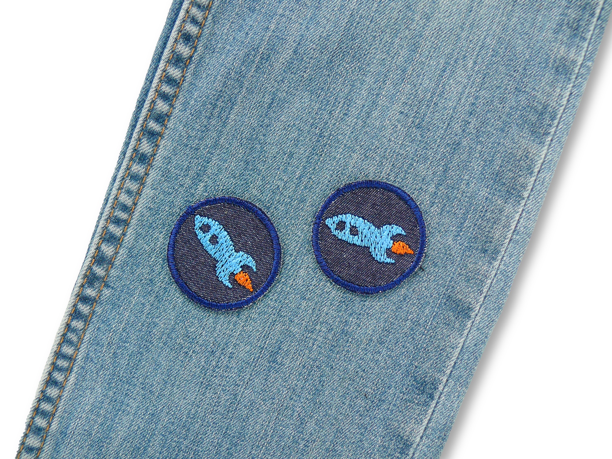 Mini Hosenflicken mit Raketen – dunkelblauer Mini Raketen Patch Ø 4 cm auf Jeanshose, Bügelflicken handmade Berlin