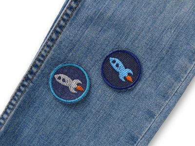 – Mini Raketen Jeansflicken Ø 4 cm auf Jeanshose aufgebügelt, Bügelflicken handmade Berlin Piratenbande
