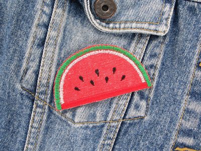 Wassermelonen Jeansflicken auf Jeansjacke aufgebügelt, 7,5 x 4 cm roter Jeansstoff mit Melonen-Motiv, Bügelflicken handmade Berlin Piratenbande