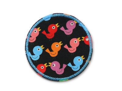 Vogel-Hosenflicken aus schwarzem Baumwollcanvas mit bunten Vögelchen Allover-Muster in Rot Orange Blau Lila Pink, Ø 7 cm, runder Bügelflicken für Kinderhosen handmade Berlin