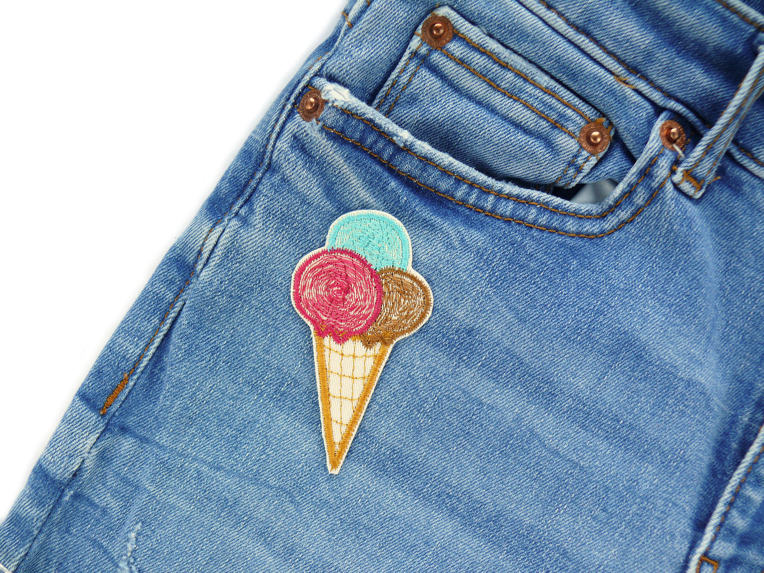 Kugeleis Patch zum aufbügeln als Accessoire auf einer Jeanshose Kugeleis Patch mit 3 Kugeln (pink, braun, türkis) 7,5 x 4 cm auf naturfarbenem Jeansstoff, Bügelflicken handmade Berlin