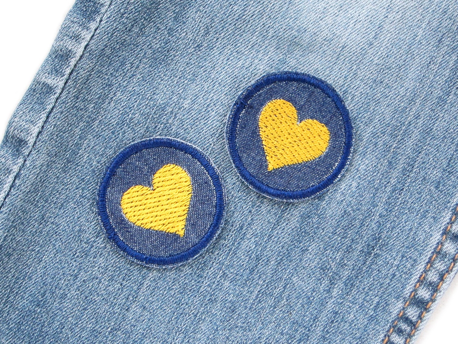 Mini Herz Jeansflicken gelb-dunkelblau Ø 4 cm auf Jeans aufgebügelt, herzförmige kleine Bügelflicken handmade Berlin Piratenbande