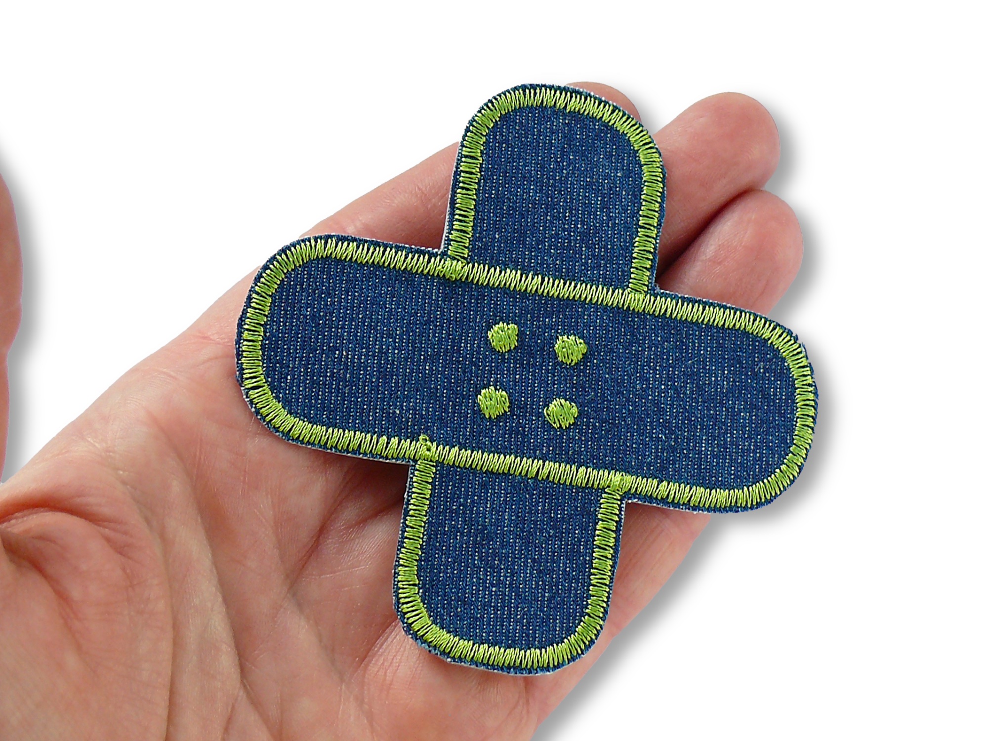 Pflaster Jeansflicken zum aufbügeln, dunkelblauer Jeansstoff mit Rand in grün auf einer Hand, 8,5 x 8,5 cm, Hosenflicken Bügelflicken für Kinder und Erwachsene Handmade in Berlin Piratenbande