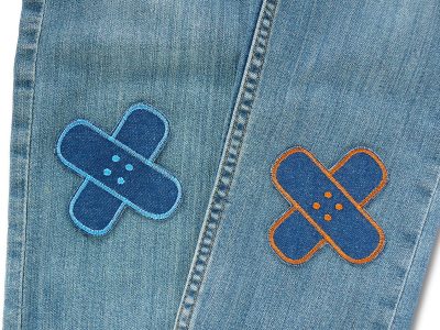 Pflaster Jeansflicken zum aufbügeln in 2 Farben auf einer Kinderjeans – dunkelblauer Jeans-Hosenpflaster 8,5 x 8,5 cm in Blau und Orange auf Kinderhose, Bügelflicken handmade Berlin