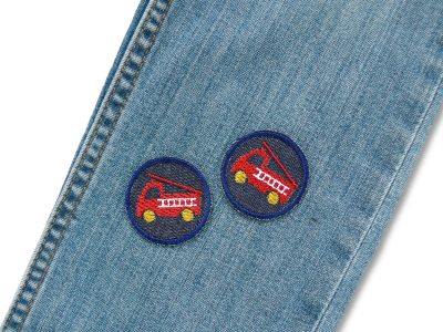 2 Mini Feuerwehr Patches auf Kinderhose aufgebügelt, dunkelblauer Jeansstoff Ø 4 cm mit roten Feuerwehrautos, Bügelflicken Kinderhosen reparieren handmade Berlin