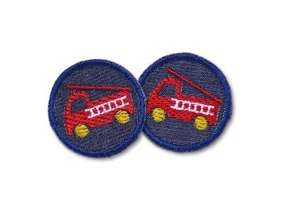 Mini Feuerwehr Patches zum aufbügeln, gestickte rote Feuerwehrautos auf dunkelblauem Jeansstoff