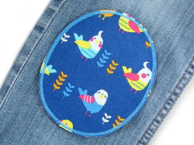 Wellensittich-Knieflicken auf Kinderhose aufgebügelt, blauer Baumwollcanvas 10 x 12 cm mit buntem Sittich-Allover-Muster, XL Bügelflicken Kinderhosen reparieren Piratenbande Berlin