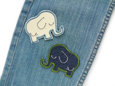 Zwei Elefanten-Patches als kleine Knieflicken auf Hosenbein aufgebügelt, Jeansstoff 6,5 x 5 cm in Dunkelblau und Naturfarben, Bügelflicken handmade Berlin Piratenbande