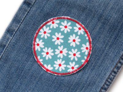 Blümchen weiß Hosenflicken Ø 7 cm auf Jeans oder Kinderhose aufgebügelt, Baumwollstoff mit weißem Blümchen-Allover in Weiß Rot Petrol, Bügelflicken Kinderhosen reparieren handmade Berlin Piratenbande