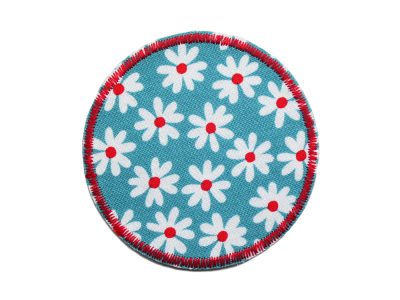runder Hosenflicken zum aufbügeln mit weißen Blümchen, Blumen Bügelflicken – Blümchen Hosenflicken Ø 7 cm aus Baumwollstoff mit weißem Blümchen-Allover in Weiß Rot Petrol, Knieflicken handmade Berlin