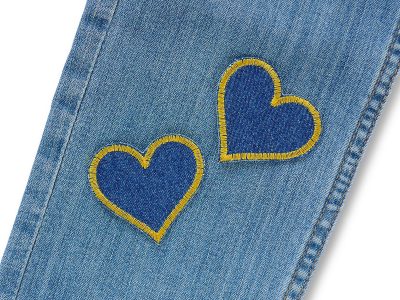 Goldgelbe Herz Jeansflicken auf Kinderhose aufgebügelt, dunkelblauer Jeansstoff 5,5 x 5 cm mit goldgelber Umrandung, Bügelflicken handmade Berlin Piratenbande