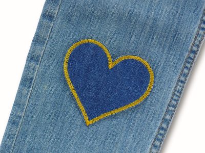 Goldgelber Herz Jeansflicken auf Jeanshose aufgebügelt, dunkelblauer Jeansstoff 8,5 x 8 cm mit goldgelber Umrandung, Bügelflicken handmade Berlin Piratenbande