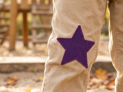 Großer lilafarbener Stern Cordflicken als Knieflicken auf einer Cordhose aufgebügelt – Baumwollcord 10 x 10 cm, Cord-Bügelflicken Hosenflicken Kinderhosen reparieren handmade Berlin Piratenbande