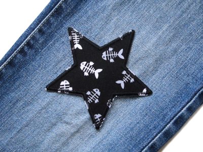 Fischgräten-Stern-Bügelflicken auf Jeanshose aufgebügelt, Baumwollstoff 10 x 10 cm mit Fischgräten-Allover schwarz-weiß, Hosenflicken Kinderhosen reparieren Piratenbande Berlin