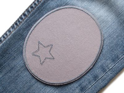 Hellgraue Canvas-Knieflicken mit kleinem gesticktem Stern auf Kinderhose aufgebügelt, 10 x 12 cm, XL Bügelflicken Hosenflicken Kinderhosen reparieren Piratenbande Berlin