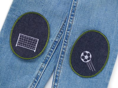 Fußball-Knieflicken auf Kinderhose aufgebügelt, dunkelblauer Jeansstoff 8 x 10 cm mit Fußball und Tor gestickt, Hosenflicken Kinderhosen reparieren Piratenbande Berlin