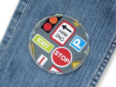 Hosenflicken Verkehrsschilder grau Ø 8 cm auf Kinderhose aufgebügelt, bunter Baumwollstoff mit Ampeln Schildern Pfeilen, Bügelflicken Kinderhosen reparieren handmade Berlin Piratenbande