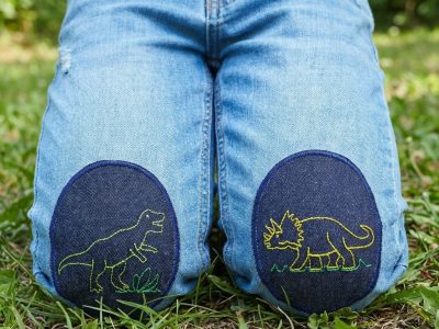 Robuste Hosenflicken und Bügelflicken für Kinder aus dunkelblauem Jeansstoff, T-Rex und Triceratops gestickt, 8 x 10 cm, handmade in Berlin