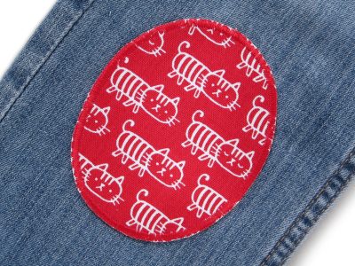 Roter Katzen-Knieflicken aus Baumwollcanvas mit weiß skizzierten Katzen auf Jeanshose aufgebügelt, 8 x 10 cm oder 10 x 12 cm, Bügelflicken Kinderhosen reparieren handmade Berlin