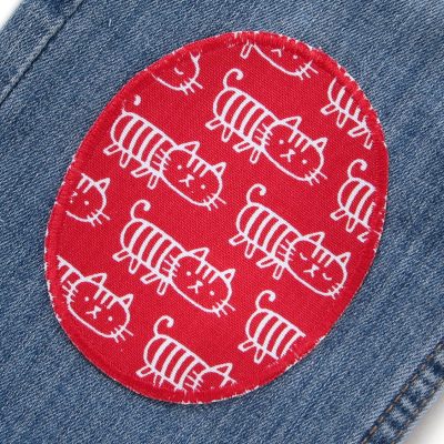 Roter Katzen-Knieflicken aus Baumwollcanvas mit weiß skizzierten Katzen auf Jeanshose aufgebügelt, 8 x 10 cm oder 10 x 12 cm, Bügelflicken Kinderhosen reparieren handmade Berlin