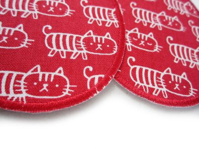 Nahaufnahme Katzen-Knieflicken rot aus Baumwollcanvas, weiß skizzierte Katzen Allover-Muster, 8 x 10 cm oder 10 x 12 cm, Bügelflicken für Kinderhosen handmade Berlin Piratenbande