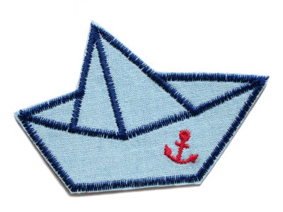 Papierschiffchen Patch 9 x 6 cm aus hellblauem Jeansstoff mit gesticktem Papierboot und rotem Anker, Papierschiffchen Bügelflicken handmade Berlin