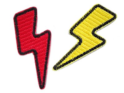 Blitz Pfeil Patch retro in zwei Farben: gelber Blitz und roter Blitz mit schwarzer Kontur auf weißem Baumwollstoff, jeweils 7 x 3 cm, Aufnäher zum Aufbügeln handmade Berlin