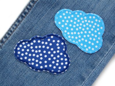 Hellblauer und dunkelblauer Wolken-Aufnäher auf Jeanshose aufgebügelt, gepunkteter Baumwoll-Bügelflicken 8 x 5,5 cm, Wolken-Patch 2 Farbvarianten Piratenbande Berlin
