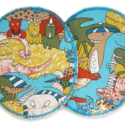 2 XL Dinosaurier-Knieflicken aus hellem Baumwollcanvas mit buntem Dino-Allover-Muster, jeweils 10 x 12 cm, ovale Bügelflicken für Kinderhosen handmade Berlin
