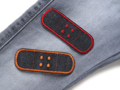 Schwarze Jeans Trostpflaster auf Kinderhose oder Jeans aufgebügelt, schwarzer Jeansstoff 8,5 x 3 cm mit Rot Orange Pink Flieder Umrandung, Pflasterflicken Kinderhosen reparieren handmade Berlin Piratenbande