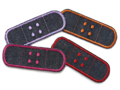 4 Jeansflicken Pflaster zum aufbügeln aus schwarzem Jeansstoff – 4er Set schwarze Trostpflaster 8,5 x 3 cm mit Garnumrandung in Rot Orange Pink Flieder, Hosenpflaster handmade Berlin