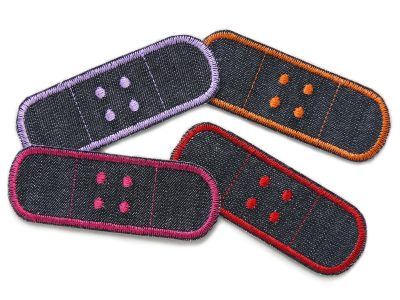 4 Jeansflicken Pflaster zum aufbügeln aus schwarzem Jeansstoff – 4er Set schwarze Trostpflaster 8,5 x 3 cm mit Garnumrandung in Rot Orange Pink Flieder, Hosenpflaster handmade Berlin