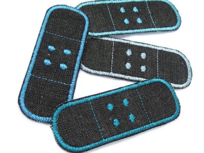 Nahaufnahme 4er Set Jeans Trostpflaster schwarz mit vier Blautönen, 8,5 x 3 cm Pflasterform aus schwarzem Jeansstoff, Hosenpflaster handmade Berlin Piratenbande