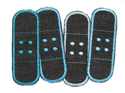 4 Trostpflaster Jeansflicken zum aufbügeln aus schwarzem Jeansstoff mit Umrandung in 4 verschiedenen Blautönen, Bügelflicken für kleine Hosenlöcher in Kinderhosen, jeweils 8,5 x 3 cm, handmade in Berlin