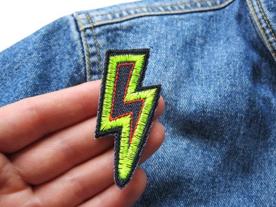 Neon-Blitz-Patch auf Hand, schwarzer Jeans-Aufnäher 6,5 x 3 cm mit gelbem und orangenem Blitz gestickt, Mini-Bügelflicken zum Aufbügeln, Piratenbande Berlin