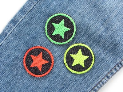 Neon-Stern Mini-Jeansflicken auf Jeanshose aufgebügelt, schwarzer Jeansstoff Ø 4 cm mit gesticktem Neon-Stern, Mini-Bügelflicken handmade Berlin Piratenbande