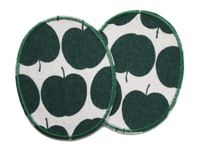 Zwei ovale Knieflicken aus naturfarbenem Baumwollcanvas mit dunkelgrünen Äpfeln im Retro-Look, in zwei Größen erhältlich, zum Aufbügeln auf Kinderhosen, handmade Berlin