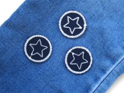 Mini Glow-in-the-Dark Stern-Patches auf Shirt oder Jacke aufgebügelt, schwarze Baumwolle Ø 3 cm mit nachtleuchtendem Stern, Mini-Bügelflicken Aufnäher handmade Berlin Piratenbande