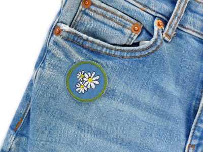 Gänseblümchen Jeansflicken auf Jeans oder Kinderhose aufgebügelt, blauer Jeansstoff Ø 4 cm mit weißen Gänseblümchen und gelbem Kern, Mini-Bügelflicken handmade Berlin Piratenbande