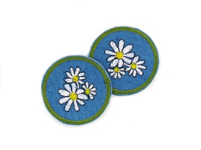 Mini Jeansflicken mit Gänseblümchen, kleine Patches zum aufbügeln mit aufgestickten weißen Gänseblumen auf blau, 2 Gänseblümchen Jeansflicken Ø 4 cm blauer Jeansstoff mit weißen Gänseblümchen und gelbem Kern, Bügelflicken handmade Berlin
