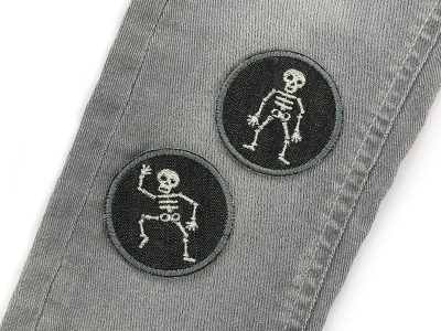 Skelett Bügelpatches Set auf Jeans aufgebügelt, schwarzer Jeansstoff Ø 5,5 cm, Skelett-Aufnäher Halloween Gothic handmade Berlin Piratenbande