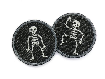 2 Skelett-Bügelpatches Ø 5,5 cm schwarzer Jeans mit hell gestickten Skeletten, Halloween-Aufnäher handmade Berlin