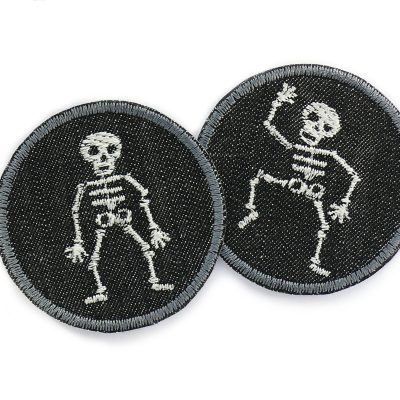 2 Skelett Patches zum aufbügeln, hell gestickt auf schwarzen Jeansstoff