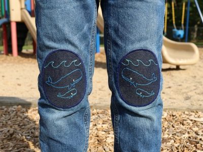 Zwei Pottwal-Jeansflicken 8 x 10 cm auf Kinderhose aufgebügelt, dunkelblau mit Wal-Duo gestickt, maritime Knieflicken Unikat handmade Berlin