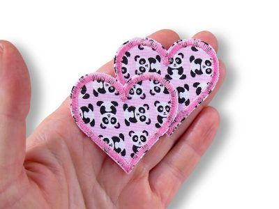 2 Herz Pandabär-Bügelflicken aus rosa Baumwollstoff mit schwarz-weißen Pandas, jeweils 5,5 x 5 cm, Panda-Herz-Aufnäher zum Aufbügeln handmade Berlin Piratenbande